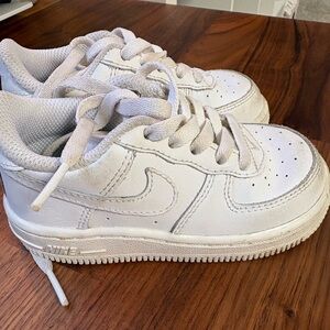 👟 Nike White Sneakers – Size 7C, Good Condition ⚪
